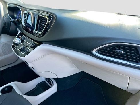 Used 2017 Chrysler Pacifica Touring image 30