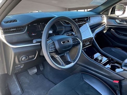 Used 2023 Jeep Grand Cherokee Altitude image 16