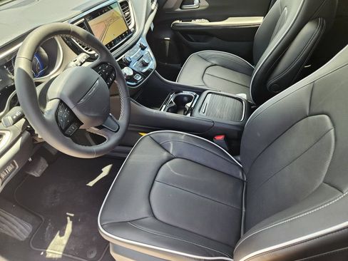 New 2027 Chrysler Pacifica Limited FWD image 9