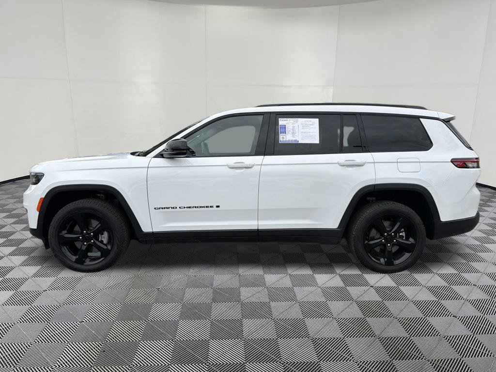Used 2025 Jeep Grand Cherokee L Limited w/ Black Appearance Package AWD/4WD image 4