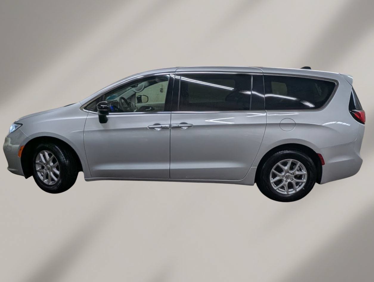 Used 2024 Chrysler Pacifica Touring-L FWD image 3