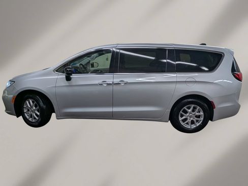 Used 2024 Chrysler Pacifica Touring-L FWD image 3