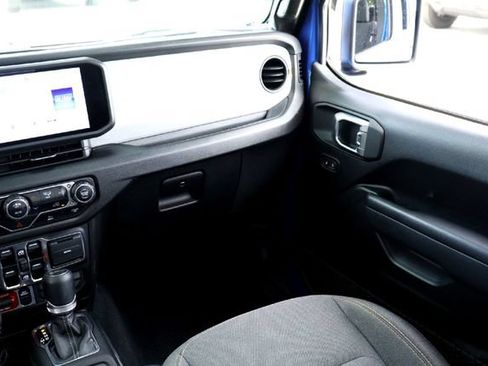 Used 2024 Jeep Gladiator Sport AWD/4WD image 25