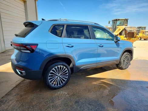 Used 2026 Volkswagen Taos SE FWD image 3