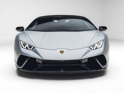 Used 2019 Lamborghini Huracan Performante AWD/4WD image 3