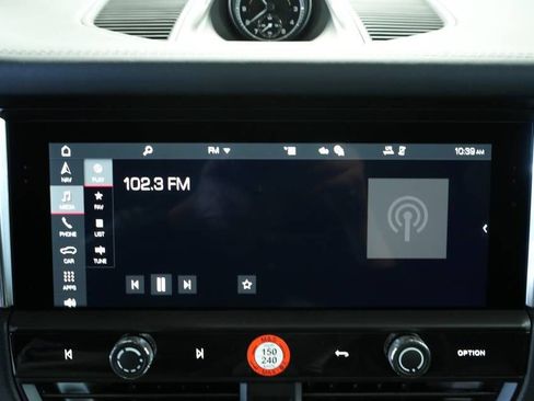Certified 2025 Porsche Macan AWD/4WD image 18