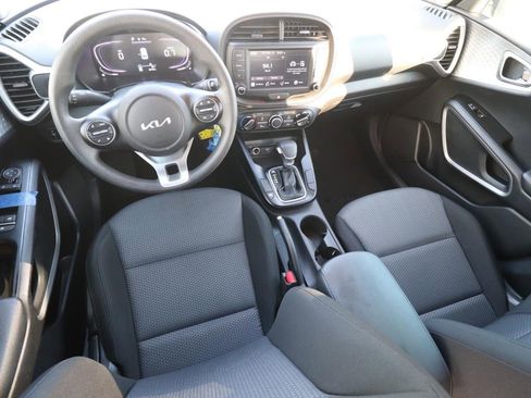 Used 2025 Kia Soul LX w/ LX Technology Package image 6