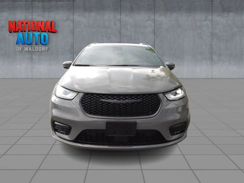 Used 2023 Chrysler Pacifica Touring-L w/ Uconnect Theater Family Group FWD image 3