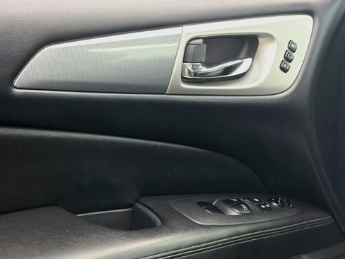Used 2017 Nissan Pathfinder SL image 16
