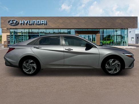 New 2025 Hyundai Elantra SEL image 9