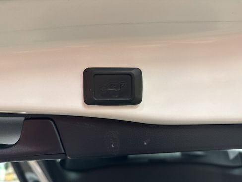 Used 2021 Toyota RAV4 XLE w/ Convenience Package image 24