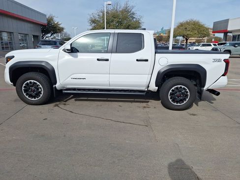 Used 2025 Toyota Tacoma TRD Off-Road image 3