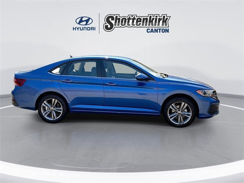 Used 2024 Volkswagen Jetta SE image 9