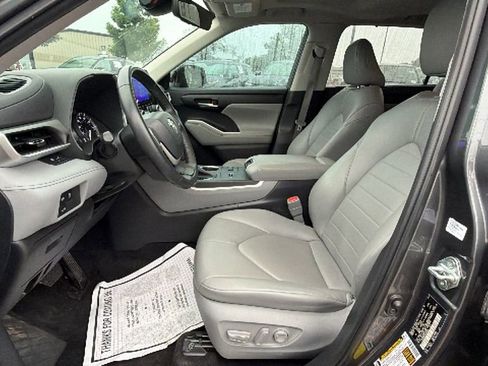 Used 2023 Toyota Highlander XLE FWD image 16