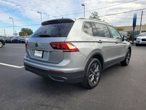 Used 2022 Volkswagen Tiguan SE w/ Panoramic Sunroof Package image 6