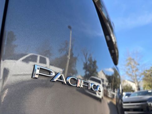 Used 2023 Chrysler Pacifica Touring-L image 10