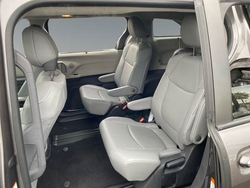Used 2023 Toyota Sienna XLE FWD image 13