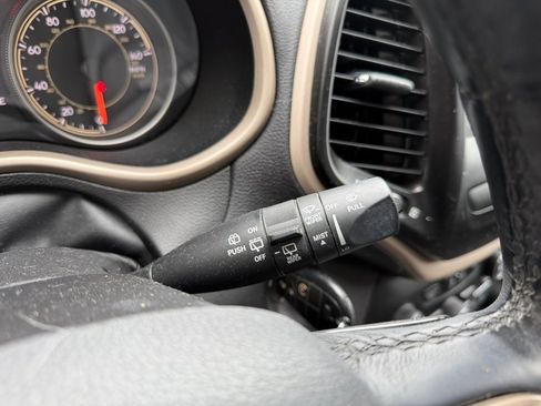 Used 2017 Jeep Cherokee Latitude w/ Cold Weather Group image 24