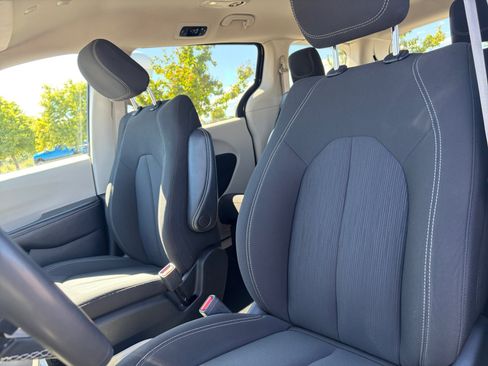 Used 2022 Chrysler Voyager LX FWD image 15