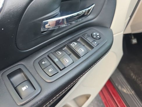 Used 2019 Dodge Grand Caravan SXT image 17