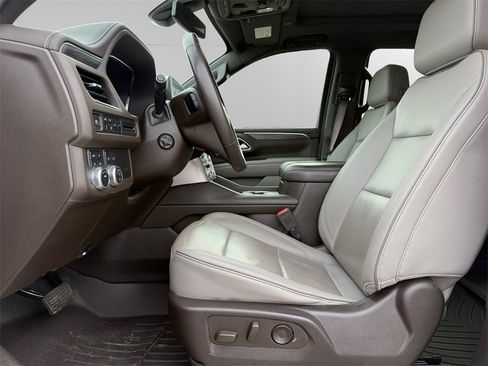 Used 2022 GMC Yukon XL SLT w/ SLT Premium Package image 9