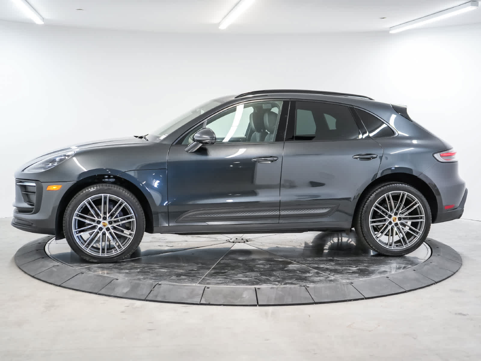 Certified 2024 Porsche Macan AWD/4WD image 2