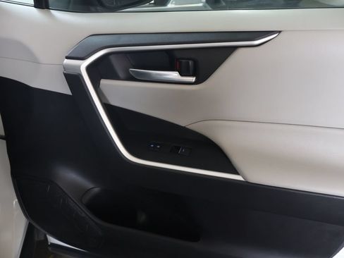 Used 2022 Toyota RAV4 XLE FWD image 11