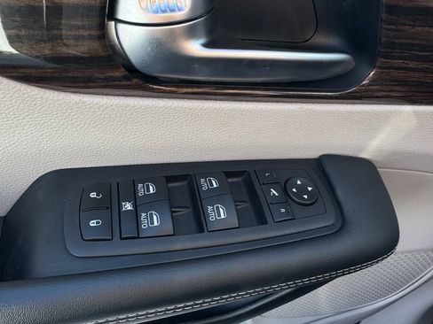 Used 2023 Chrysler Pacifica Limited image 13