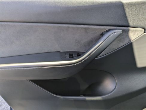 Used 2022 Tesla Model Y Long Range image 25