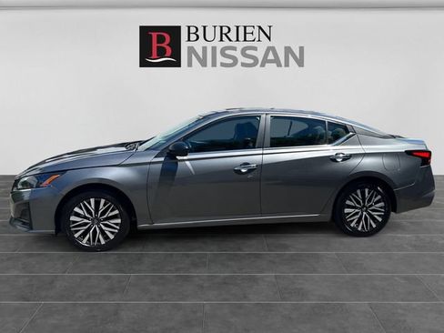 Used 2025 Nissan Altima 2.5 SV FWD image 2