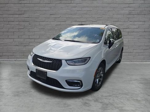 Used 2023 Chrysler Pacifica Limited FWD image 3