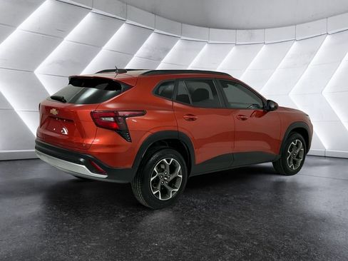 Used 2024 Chevrolet Trax LT w/ LT Convenience Package image 4