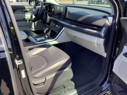 Used 2022 Kia Carnival LX image 36