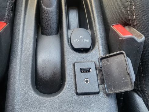 Used 2015 Nissan Versa SV FWD image 32