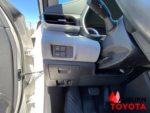 Used 2022 Toyota Highlander XLE AWD/4WD image 41