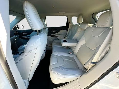 Used 2019 Jeep Cherokee Limited image 23