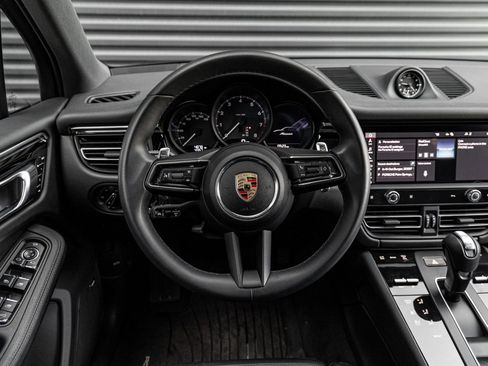 Certified 2025 Porsche Macan image 17