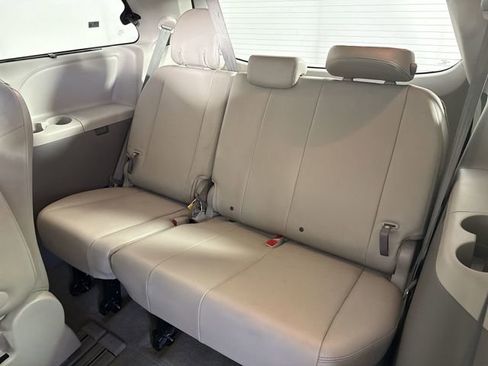 Used 2013 Toyota Sienna XLE image 23