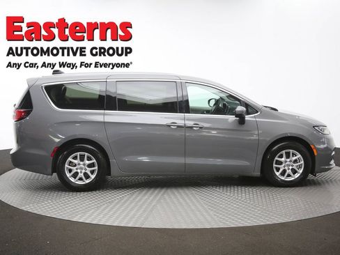 Used 2023 Chrysler Pacifica Touring-L FWD image 45