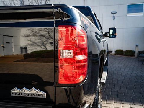 Used 2018 Chevrolet Silverado 2500 High Country image 9