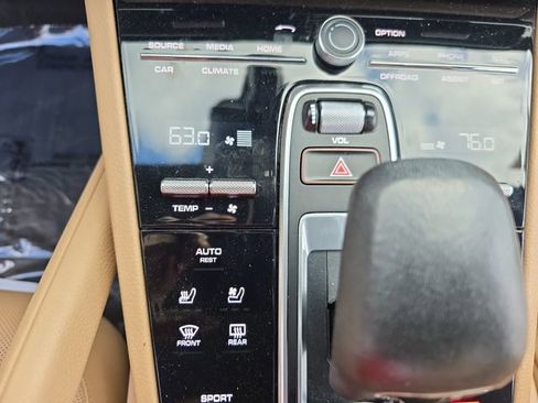 Used 2022 Porsche Cayenne w/ Premium Package AWD/4WD image 19
