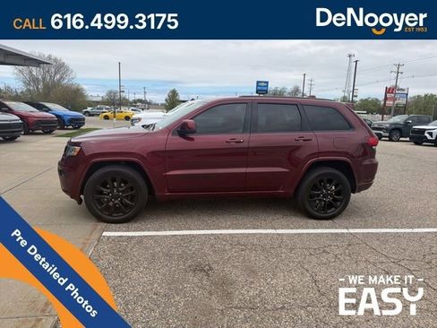 Used 2018 Jeep Grand Cherokee Altitude AWD/4WD image 2