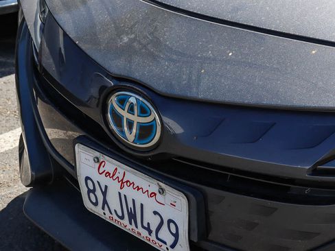 Used 2022 Toyota Prius Prime XLE FWD image 3