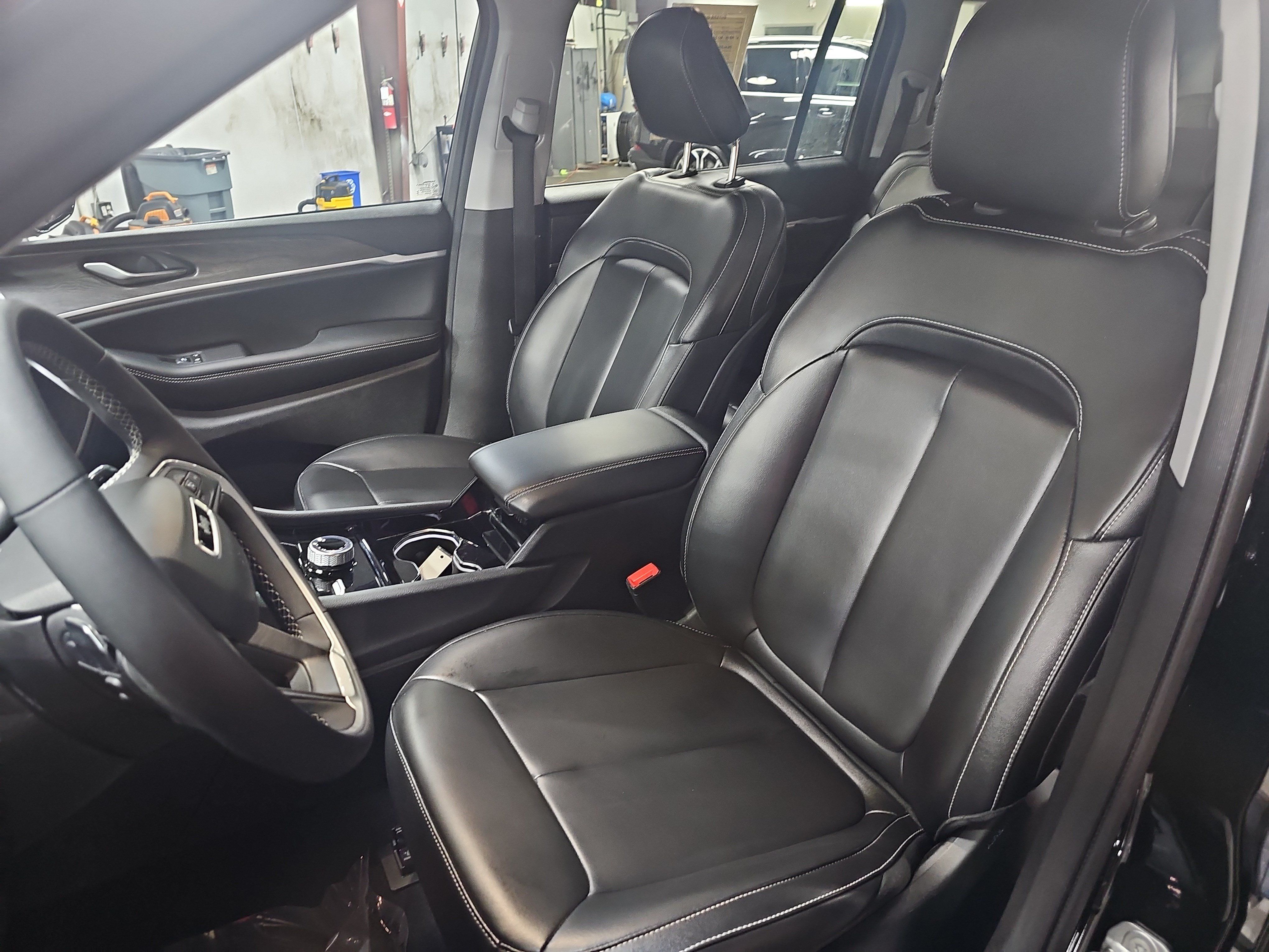 Used 2023 Jeep Grand Cherokee L Limited w/ Black Appearance Package AWD/4WD image 16