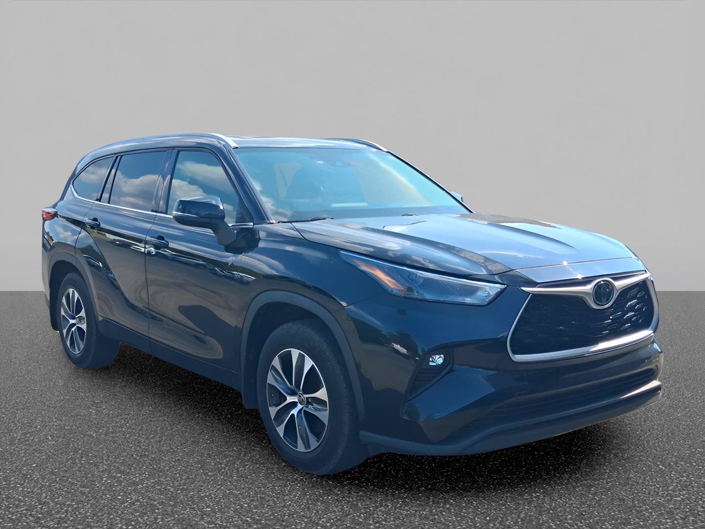 Used 2022 Toyota Highlander XLE FWD image 2