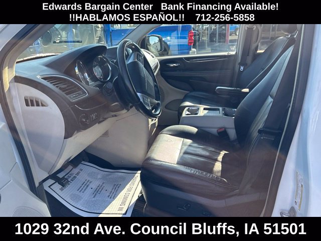 Used 2016 Chrysler Town & Country Touring FWD image 12