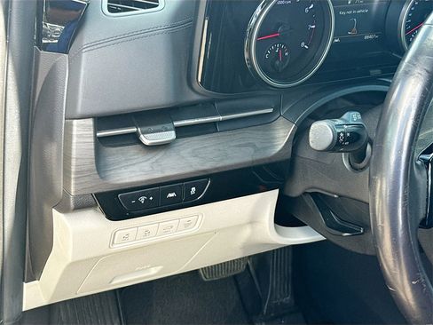 Used 2024 Kia Carnival EX image 11