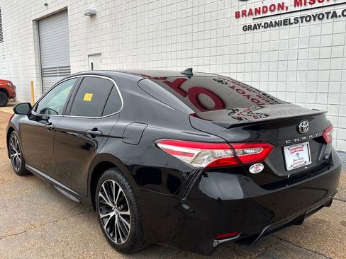 Used 2020 Toyota Camry SE image 3