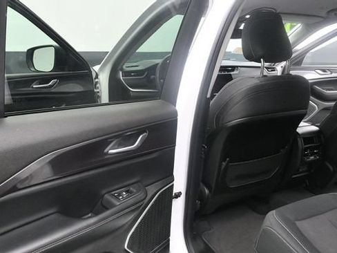 Used 2022 Jeep Grand Cherokee Laredo AWD/4WD image 19