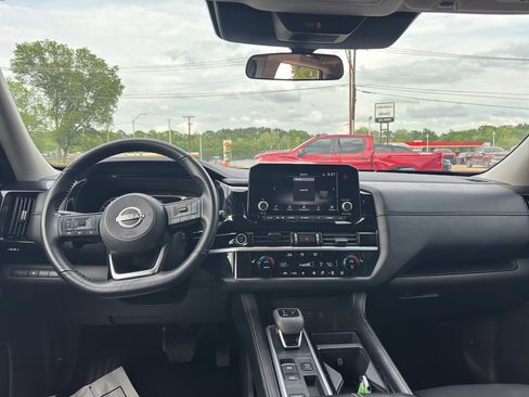 Used 2024 Nissan Pathfinder SV image 26